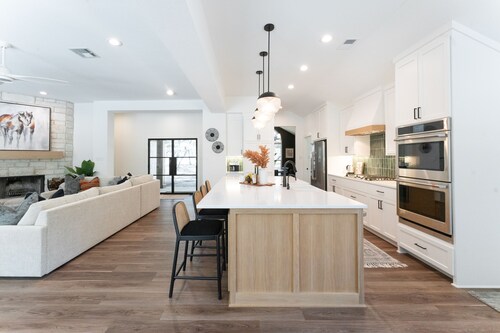 Secluded Hill Country Luxury: Modern Vibes, Pool & 18 Miles to Austin