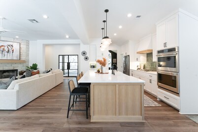 Secluded Hill Country Luxury: Modern Vibes, Pool & 18 Miles to Austin