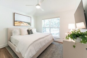 4 bedrooms, iron/ironing board, internet, bed sheets - Secluded Hill Country Luxe: Vibes, Pool, Best Spot (Austin)