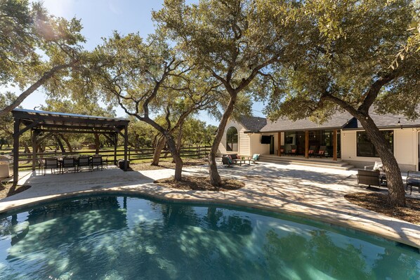 Pool - Secluded Hill Country Luxury: Modern Vibes, Pool & 18 Miles to Austin (Austin)