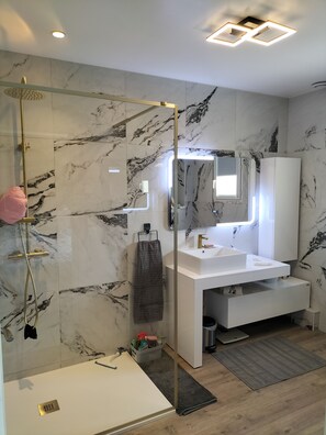Milieuvriendelijke toiletartikelen, een haardroger, handdoeken
