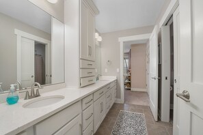 Vasca idromassaggio, asciugacapelli, asciugamani, sapone