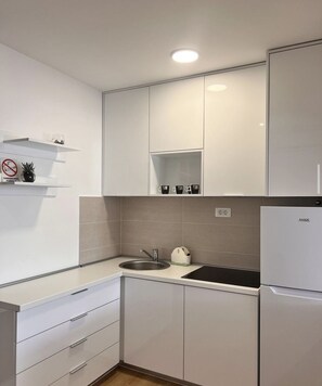 Fridge, stovetop, electric kettle, high chair