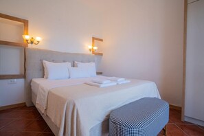 9 bedrooms, in-room safe, iron/ironing board, free WiFi