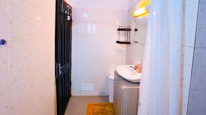 Studio | Bathroom | Shower, towels - Large Studio at Your Disposal in Abidjan (Abidjan)