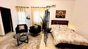 Studio | Iron/ironing board, free WiFi, bed sheets - Large Studio at Your Disposal in Abidjan (Abidjan)