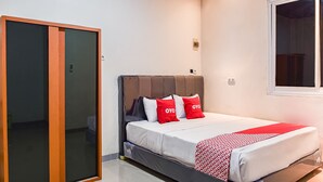 Deluxe Double Room | Desk, bed sheets - OYO 93503 Lotte Residence (Palembang)