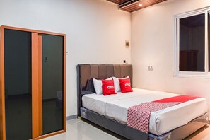 Deluxe Double Room | Desk, bed sheets - OYO 93503 Lotte Residence (Palembang)