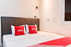 Deluxe Double Room | Desk, bed sheets - OYO 93503 Lotte Residence (Palembang)