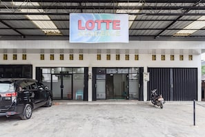 Parking - OYO 93503 Lotte Residence (Palembang)