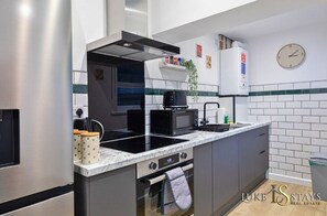 Refrigerador, microondas, horno, placa de cocina