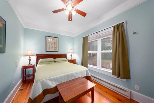 Private Suite Walk Downtown- Private Bath-Private entrance.