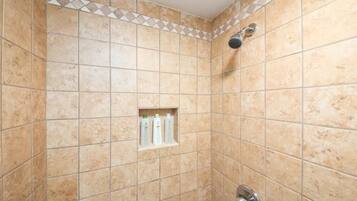 Douche, sèche-cheveux, serviettes fournies, savon