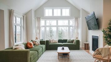 Smart-tv, eldstad, tv-spel och bordsfotboll