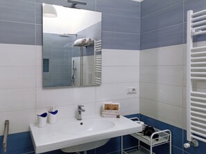 Standard Double or Twin Room | Bathroom | Shower, rainfall showerhead, hair dryer, bidet - Affittacamere Angelica (Bacoli)