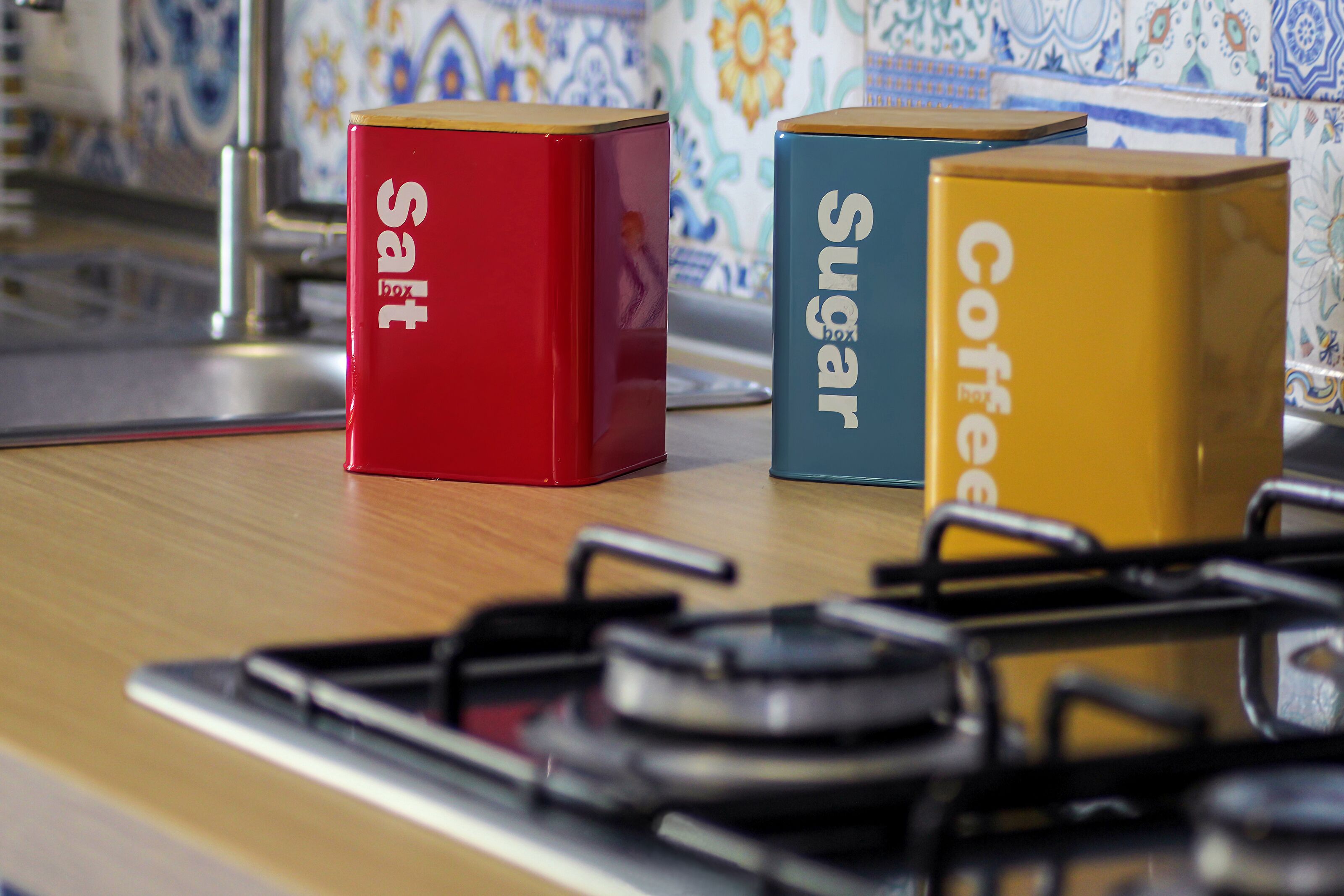Trois boîtes étiquetées sur un plan de travail de cuisine.