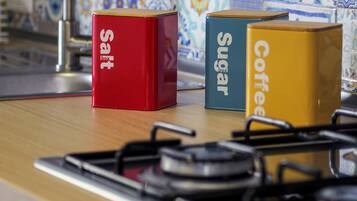 Trois boîtes étiquetées sur un plan de travail de cuisine.