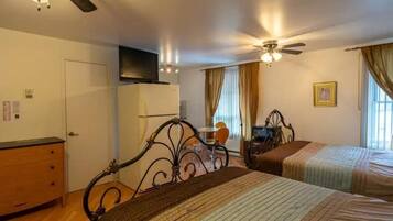 1 slaapkamer, een strijkplank/strijkijzer, wifi, beddengoed