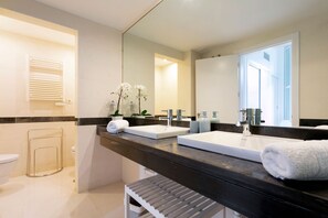 Dusche, Haartrockner, Handtücher