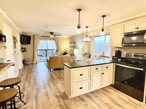 Welcome to "A Change of View" We have a walk-in Luxury Condo on Table Rock Lake.