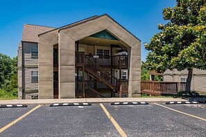 Exterior - Welcome to "A Change of View" We have a walk-in Luxury Condo on Table Rock Lake. (Branson)