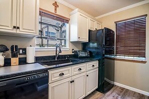 Private kitchen - Welcome to "A Change of View" We have a walk-in Luxury Condo on Table Rock Lake. (Branson)