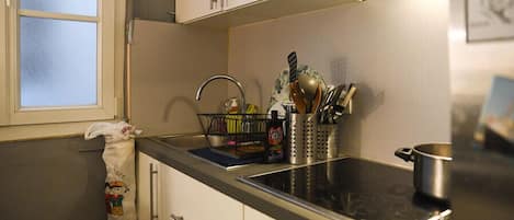 Fridge, microwave, dishwasher, coffee/tea maker