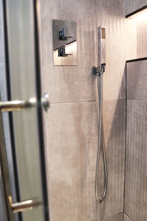 Shower, hair dryer, towels, shampoo - Kop View (Liverpool)