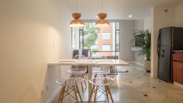 Deluxe Apartment | Dining room