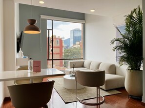 俱樂部公寓 | 起居區 | 40-吋智慧型電視，提供有線頻道