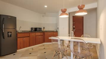 Deluxe Apartment | Private kitchen | Fridge, microwave, blender, cookware/dishes/utensils