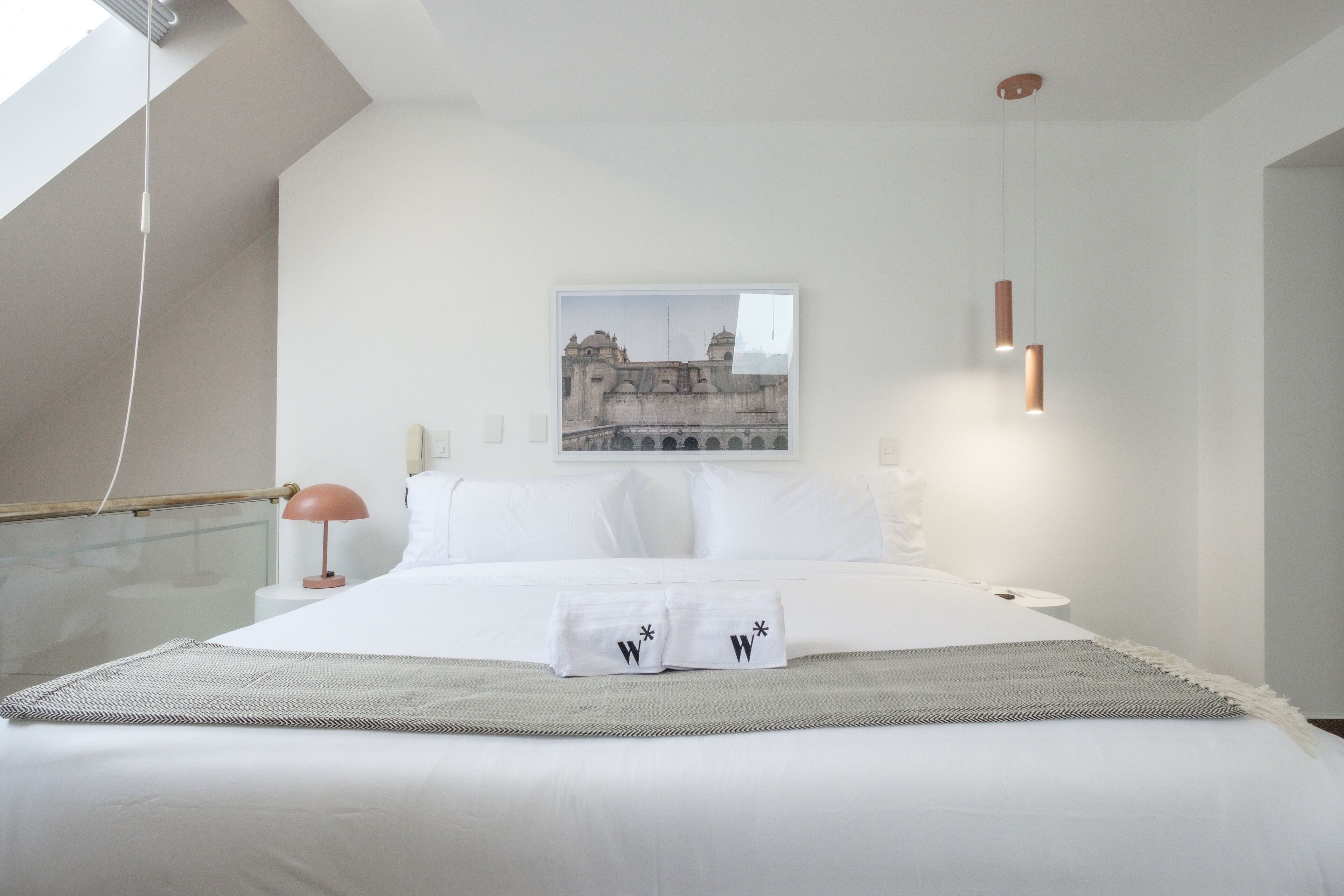 Ropa de cama de alta calidad y tabla de planchar con plancha 