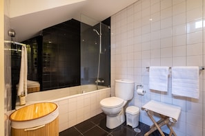 SĂšche-cheveux, serviettes fournies, shampoing, papier toilette