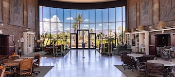 Panoramic Views from Every Window! Less than 10 minute walk to the London Bridge