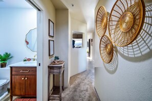 Hiustenkuivaaja, pyyhkeet, saippua, vessapaperi