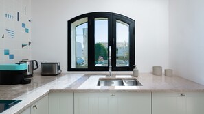 Een koelkast, een magnetron, een oven, een kookplaat