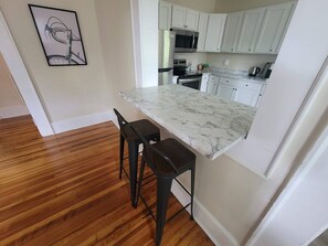 Fridge, microwave, oven, stovetop - Cozy Swamp Rabbit - Sans Souci Greenville Furman
(Greenville)