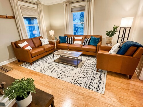 The Blue Door Bungalow - Central & Walkable to Downtown & Indiana University