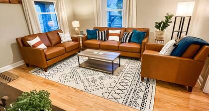 The Blue Door Bungalow - Central & Walkable to Downtown & Indiana University