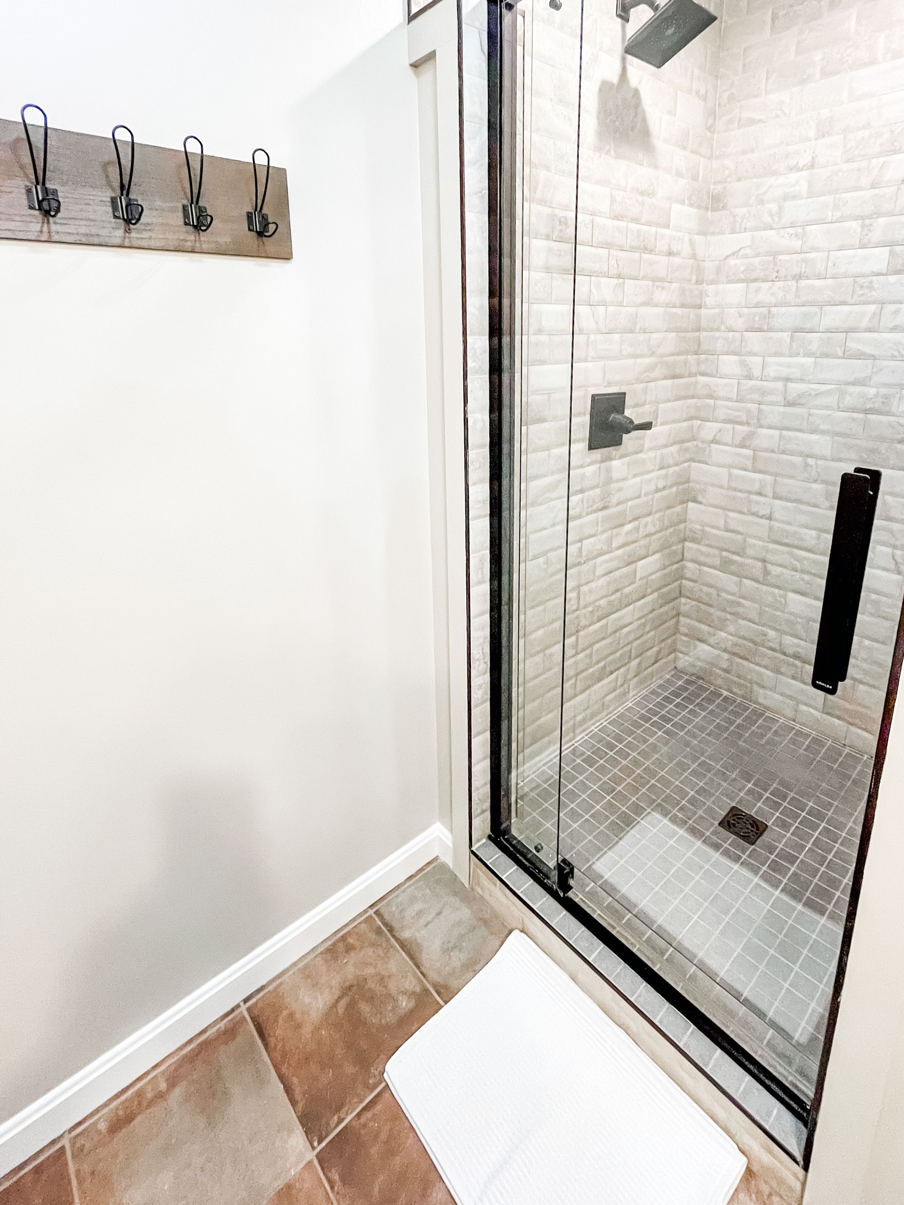 Douche, sèche-cheveux, serviettes fournies, savon