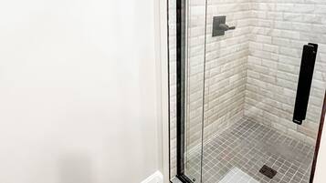 Douche, sĂšche-cheveux, serviettes fournies, savon