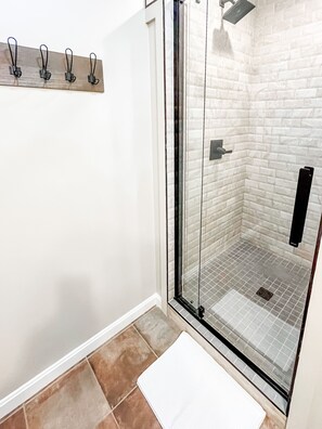 Doccia, asciugacapelli, asciugamani, sapone