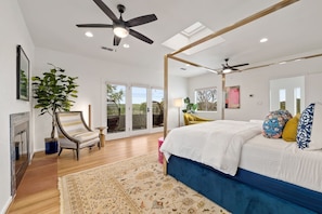 Desk, iron/ironing board, WiFi, bed sheets - Overlook Oasis-Stunning Views-Pool and Spa! (Austin)