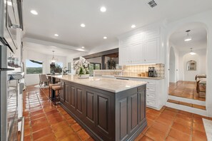 Frigorífic, microones, forn i placa de cuina 