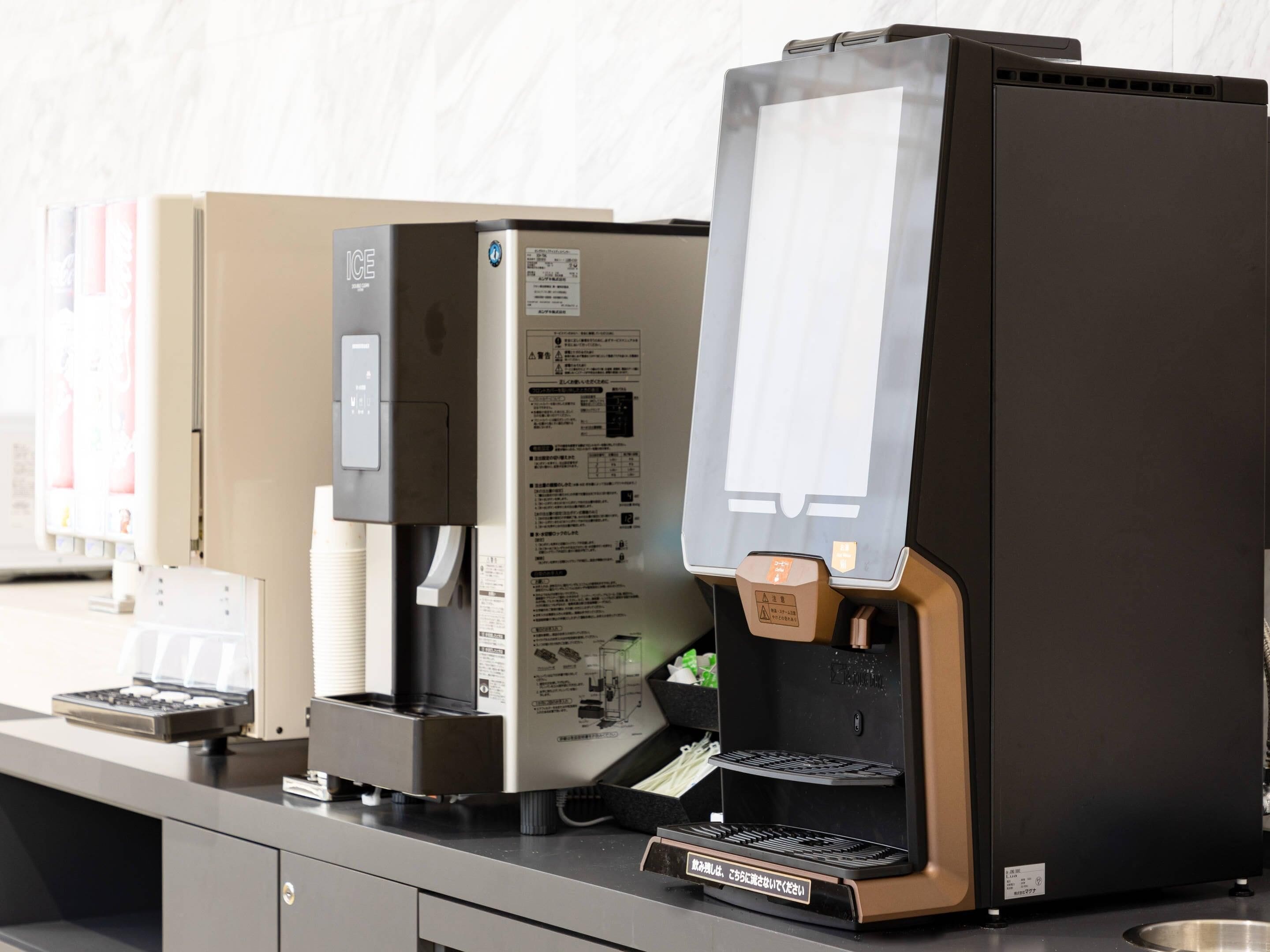 En kaffemaskin för kommersiellt bruk, utrustad med en digital display och en vattenbehållare.