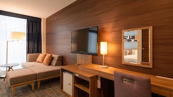 1 sovrum, värdeförvaringsskåp på rummet och skrivbord