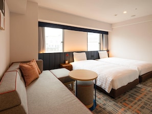 1 habitación, caja de seguridad en la habitación y escritorio