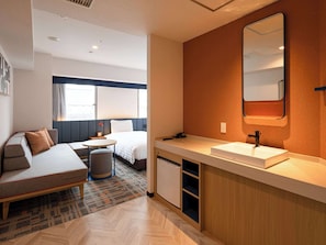 Quarto, 2 camas de solteiro, para não fumantes | 1 quarto, cofres nos quartos, escrivaninha, cortinas blackout