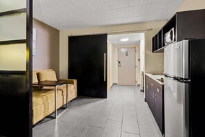 Iron/ironing board, free WiFi, bed sheets - Suburban Studios Altoona (Altoona)