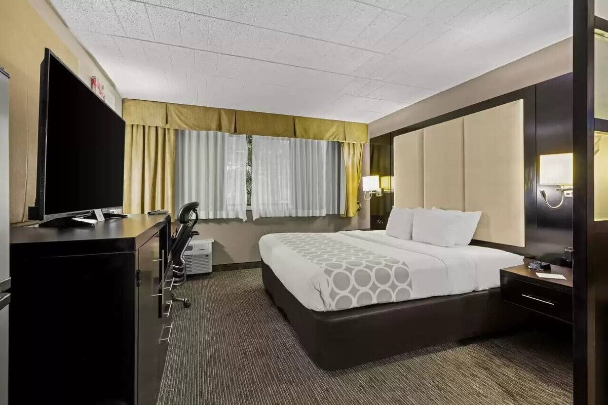Iron/ironing board, WiFi (free), bed sheets